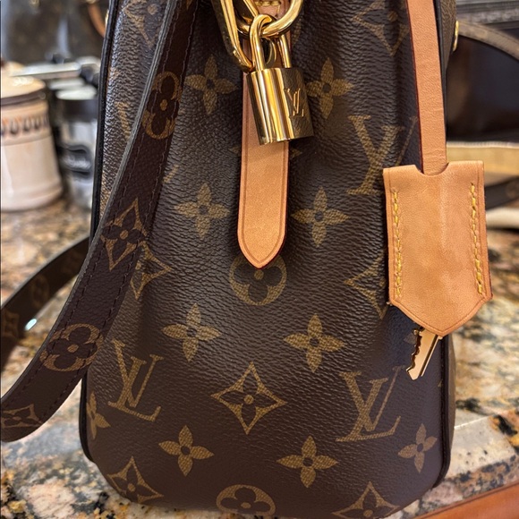 Montaigne MM - M41056
LV Brown Monogram Crossbody
Brand New Looks - Picture 4 of 11